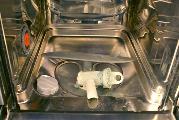 вымыть посудомойку