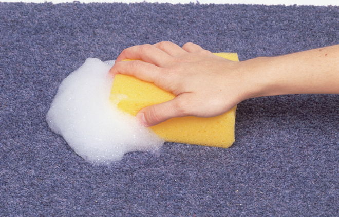 чистка поласа с помощью мыла 