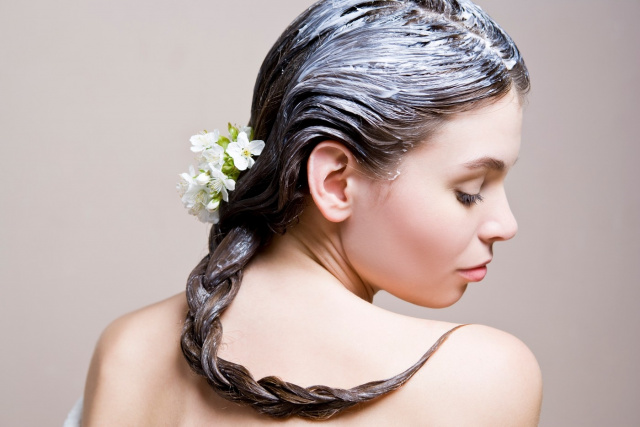 Уход за вьющимися волосами в домашних условиях: народные средства и профессиональные советы