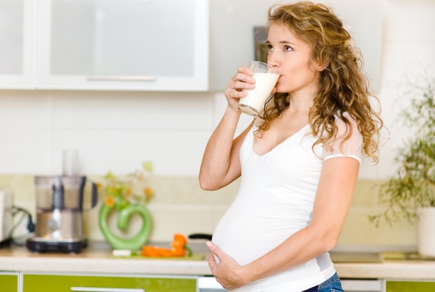 беременная пьет молоко от изжоги